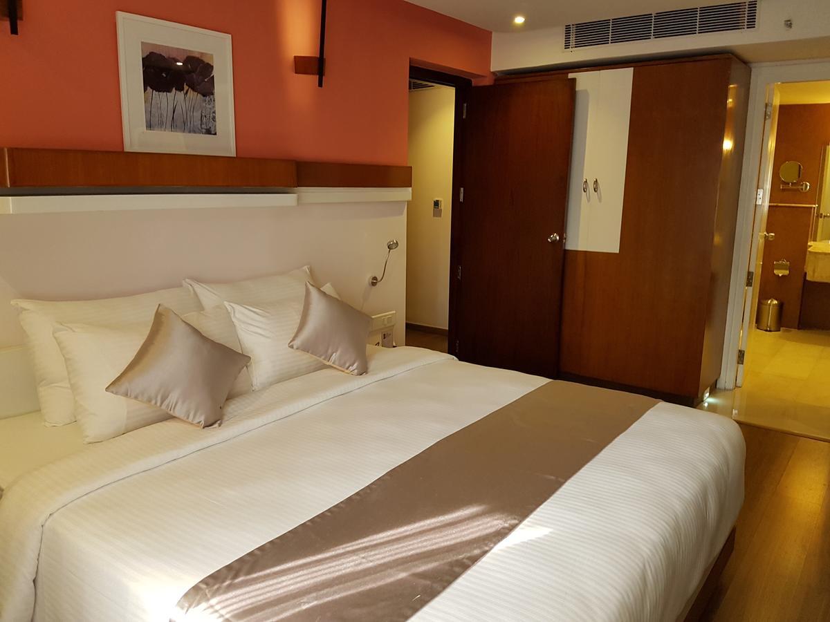 The Blooms Cochin Hotel Kochi Kültér fotó