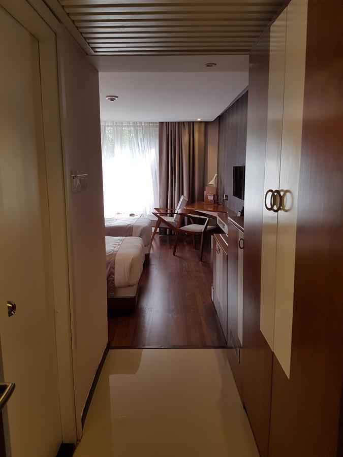 The Blooms Cochin Hotel Kochi Kültér fotó