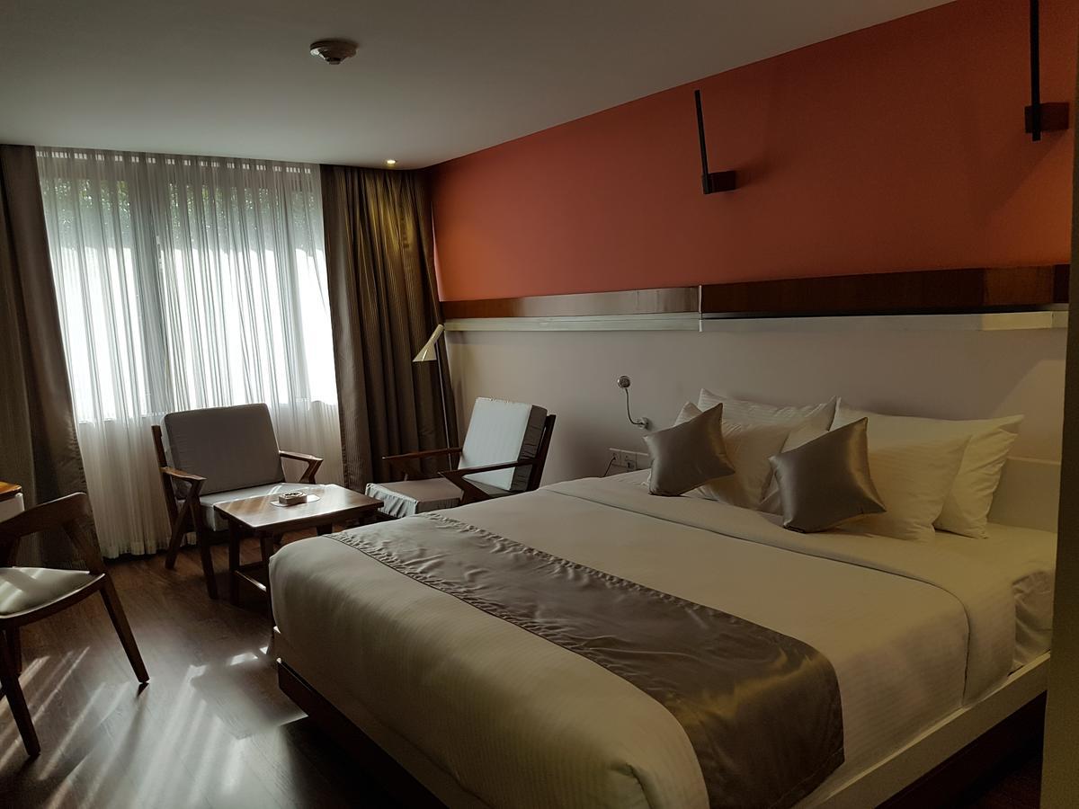 The Blooms Cochin Hotel Kochi Kültér fotó