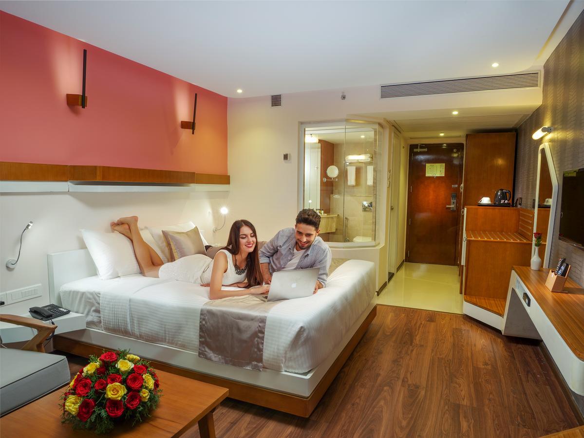 The Blooms Cochin Hotel Kochi Kültér fotó