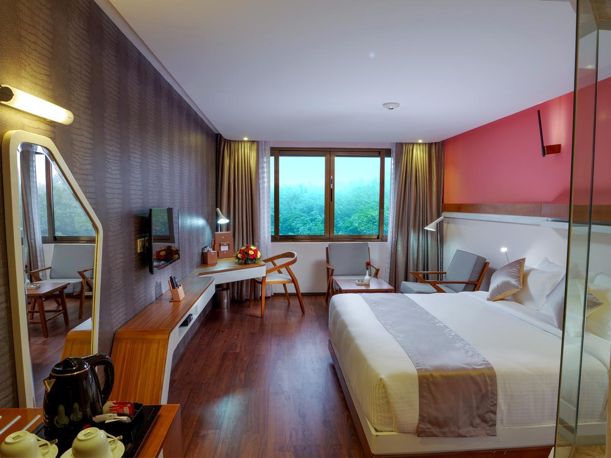 The Blooms Cochin Hotel Kochi Kültér fotó