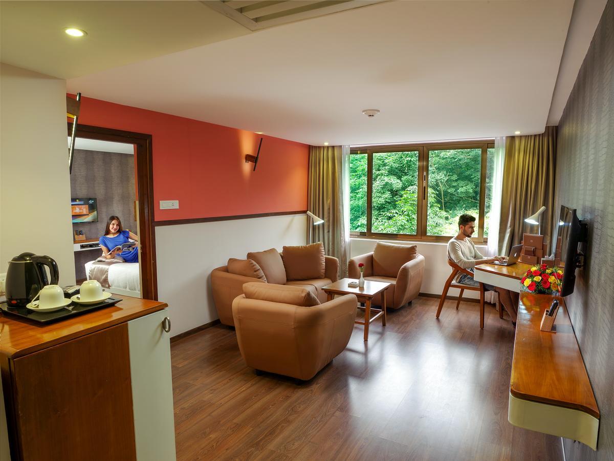 The Blooms Cochin Hotel Kochi Kültér fotó